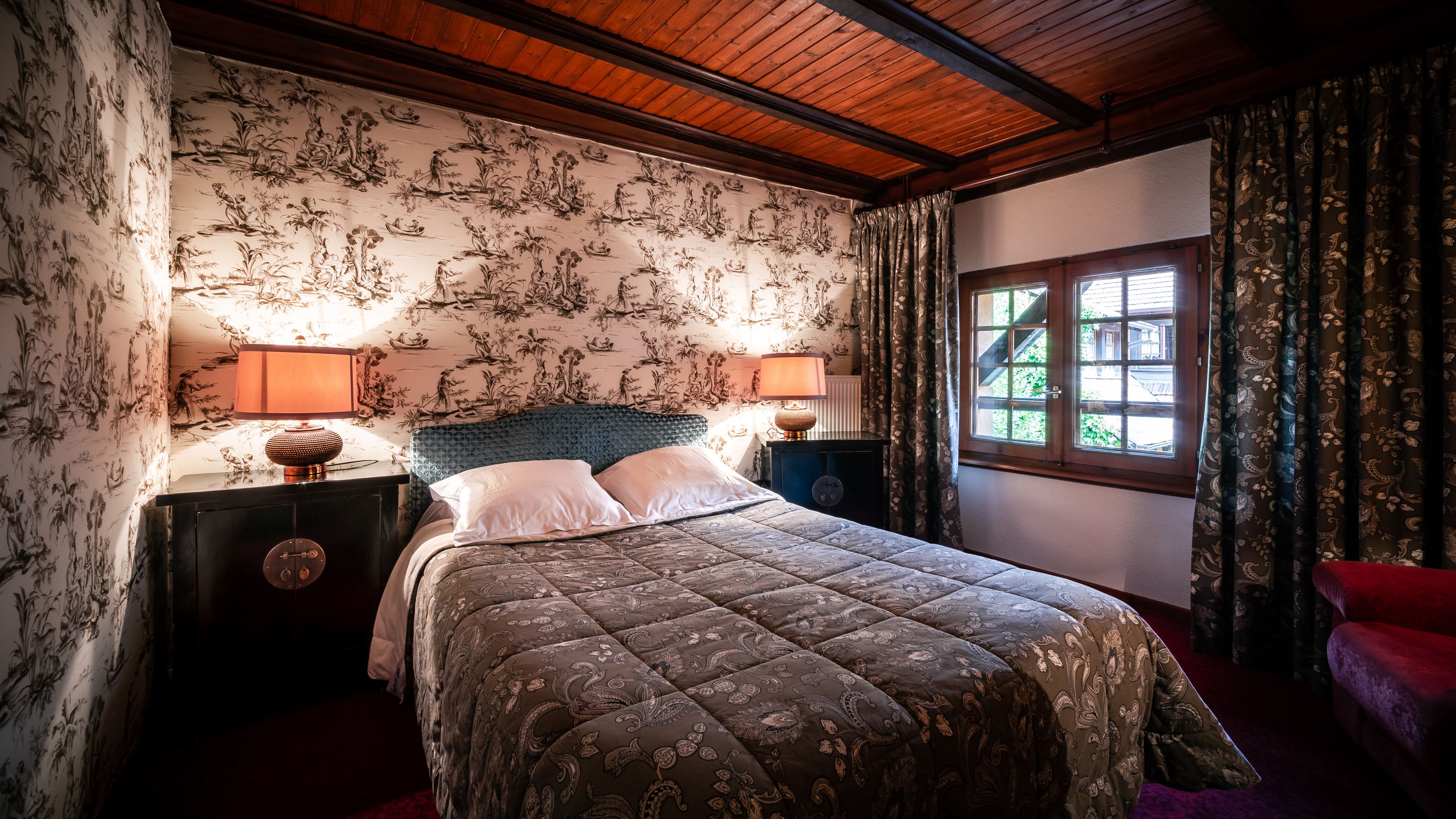 classic double room | in-room safe, individually decorated, individually furnished, desk