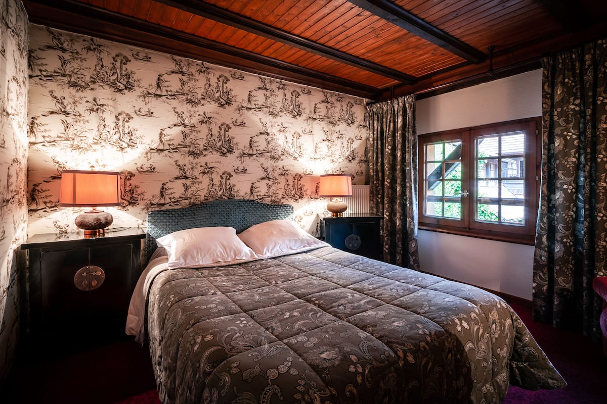 classic double room | in-room safe, individually decorated, individually furnished, desk