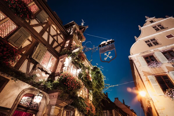 A traditional European building with a sign indicating a hotel. - Hotel Des Deux Clefs (Turckheim)
