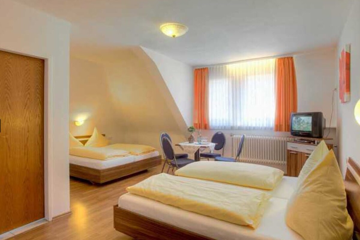 Basic-Vierbettzimmer | Kostenlose Babybetten, kostenloses WLAN