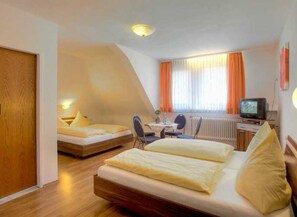 Habitación cuádruple básica | Cunas gratuitas y wifi gratis