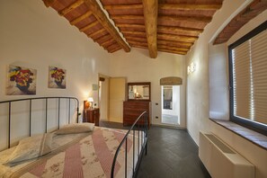 Apartamento superior, 1 quarto, vista para o jardim | 1 quarto, lençóis italianos Frette, roupas de cama premium, frigobar