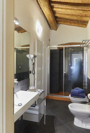 Superior appartement, 1 slaapkamer, uitzicht op tuin | Badkamer | Een douche, gratis toiletartikelen, een haardroger, een bidet