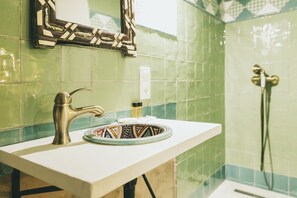 Chambre classique double | Douche de la salle de bain