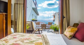 Quarto casal, terraço | Cofres nos quartos, escrivaninha, ferros/tábuas de passar roupa