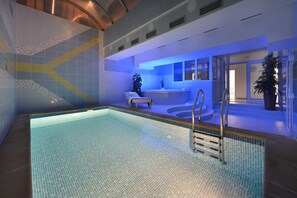 Una piscina cubierta