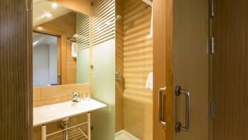 Ducha, artículos de higiene personal gratuitos y secador de pelo