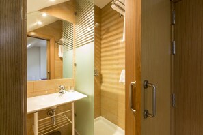 Buồng tắm vòi sen, đồ dùng nhà tắm miễn phí, máy sấy tóc, khăn tắm 