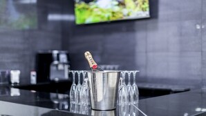 A bar area with a champagne bucket and glasses. - Di Carlo Hotels Madrid (Madrid)