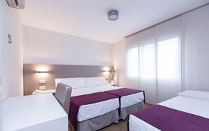 Escritorio, cortinas opacas, tabla de planchar con plancha y wifi gratis