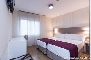 Escritorio, cortinas opacas, tabla de planchar con plancha y wifi gratis