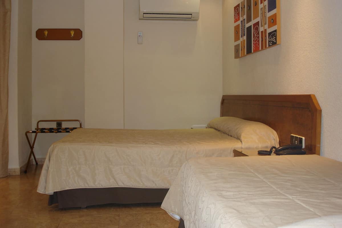 Een bureau, gratis wifi, beddengoed