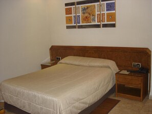 Escritorio, wifi gratis, ropa de cama