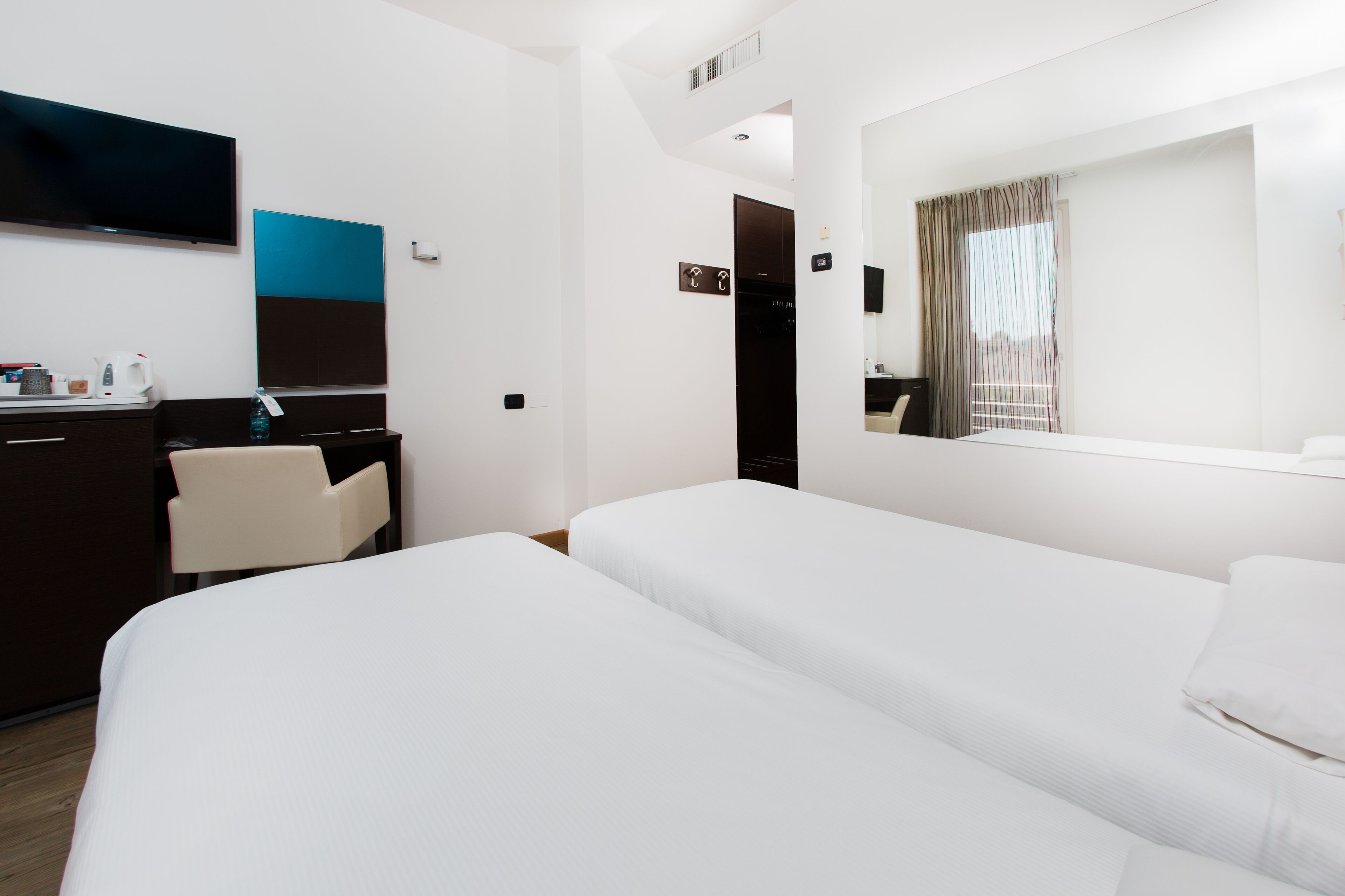 double room, lake view | hypo-allergenic bedding, minibar, in-room safe, blackout curtains