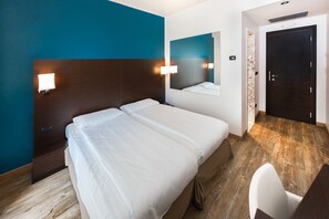 Habitación estándar con 1 cama matrimonial o 2 individuales | Ropa de cama hipoalergénica y minibar 