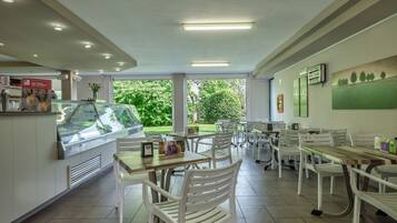 Se sirven desayunos, comidas, cenas y cocina internacional