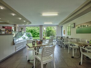 Aperto a colazione, pranzo e cena, cucina internazionale