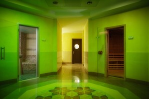 Salas de tratamiento para parejas, un sauna, una bañera de hidromasaje