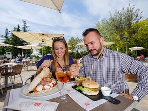 Aperto a colazione, pranzo e cena, cucina internazionale