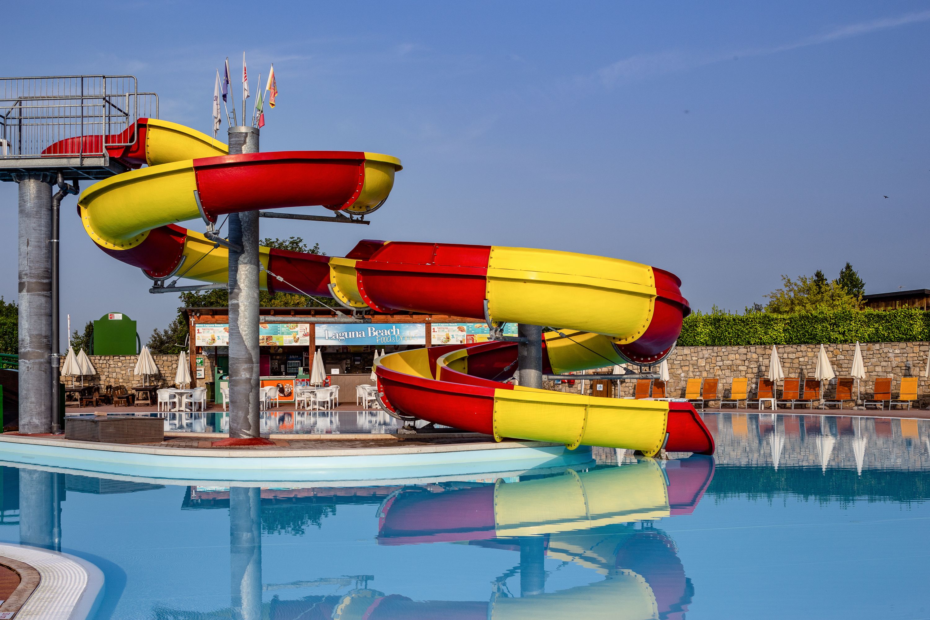 Piscine couverte, 3 piscines extérieures, parasols de plage