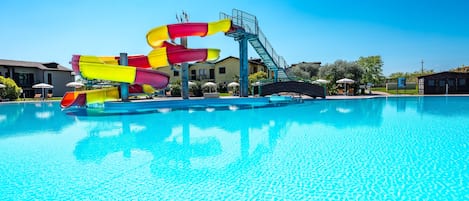 Innendørsbasseng,3 utendørsbassenger, bassengparasoller og solsenger