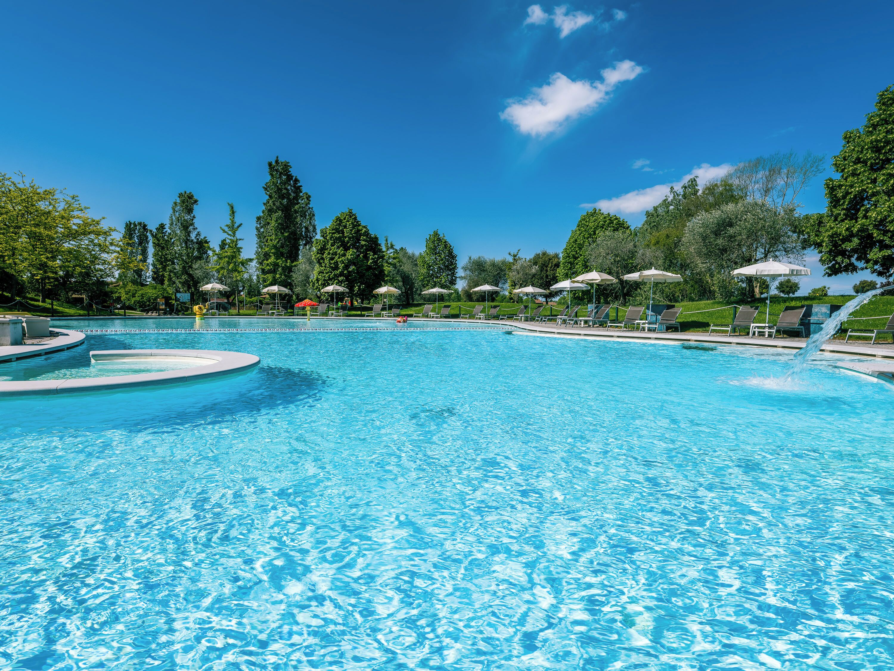 Piscine couverte, 3 piscines extérieures, parasols de plage