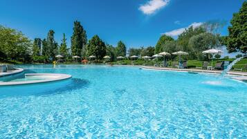 Piscine couverte, 3 piscines extérieures, parasols de plage