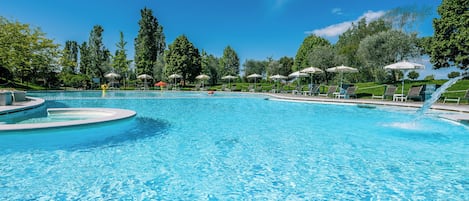 Indoor pool, 3 outdoor pools, pool umbrellas, pool loungers