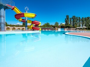 Piscine couverte, 3 piscines extérieures, parasols de plage