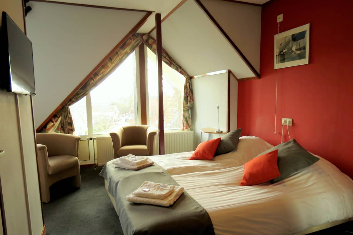 Double Room | Memory-foam beds, desk, cots/infant beds, free WiFi