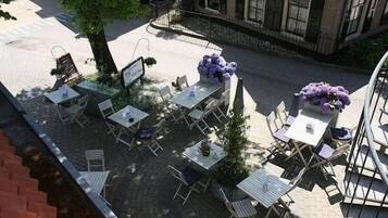 Breakfast, lunch, dinner served; al fresco dining