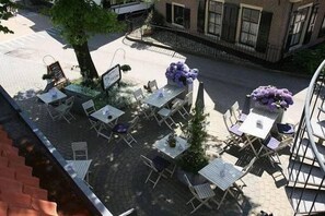 Aperto a colazione, pranzo e cena, con tavoli all'aperto
