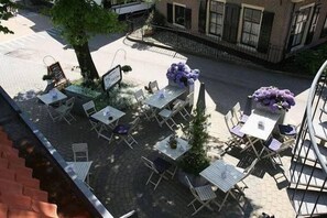 Se sirven desayunos, comidas y cenas con mesas al aire libre 