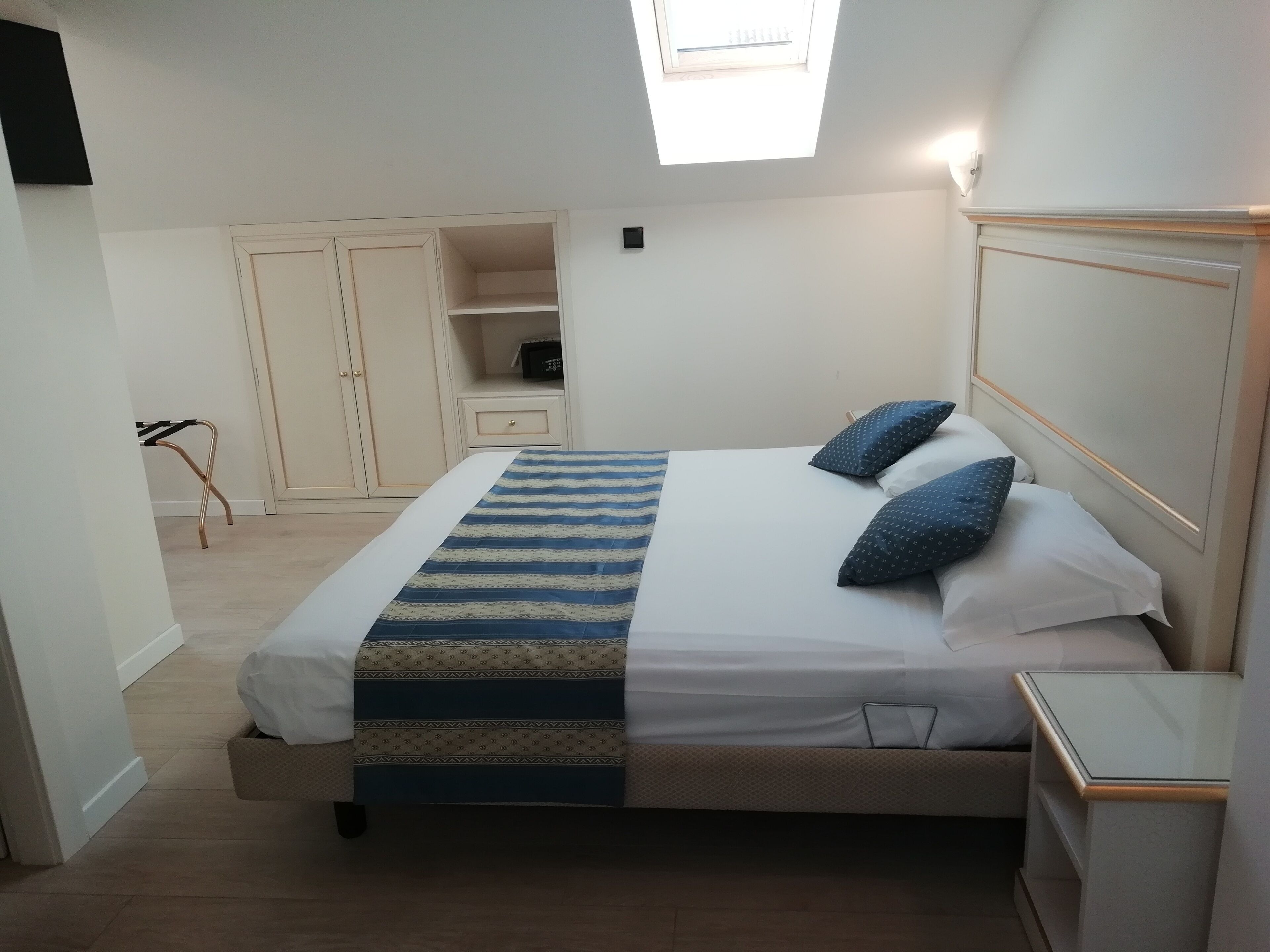 standard room | minibar, in-room safe, desk, cots/infant beds