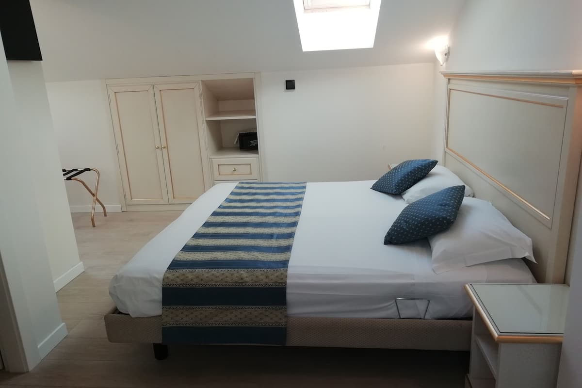 standard room | minibar, in-room safe, desk, cots/infant beds