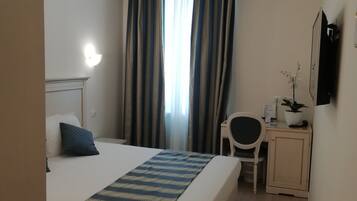 Habitación estándar | Minibar, caja fuerte, escritorio y cunas (de pago)