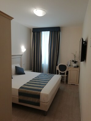 Rom – standard | Minibar, safe på rommet, skrivebord og barnesenger