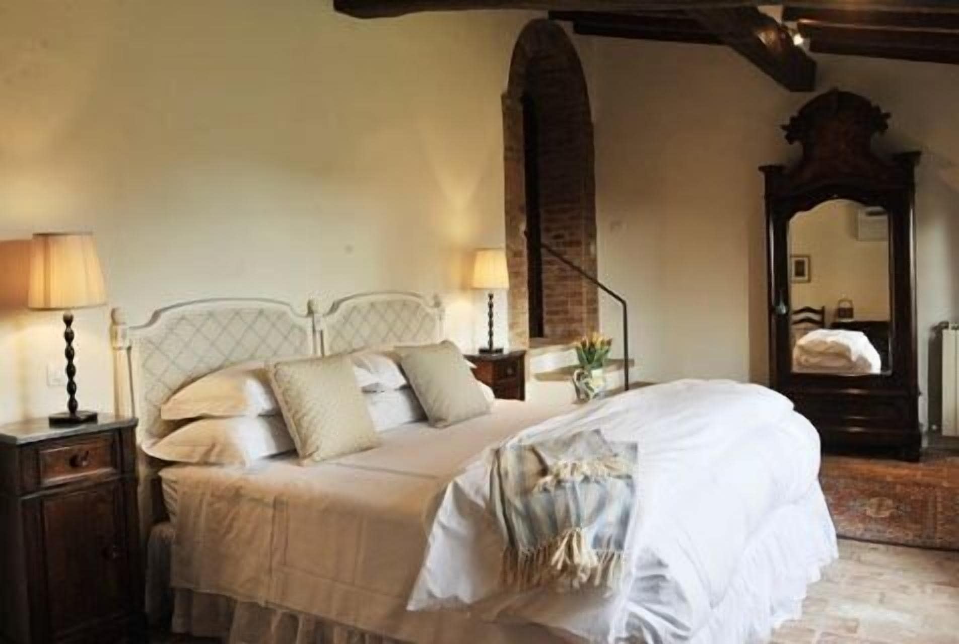 デラックス ダブルルーム | エジプト綿のシーツ、高級寝具、羽毛の掛け布団、セレクト コンフォート製ベッド