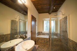 Classic Double Room | Bathroom | Free toiletries, hair dryer, bathrobes, slippers