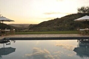 Seasonal outdoor pool, pool umbrellas, sun loungers - Tenuta Santo Pietro (Pienza)