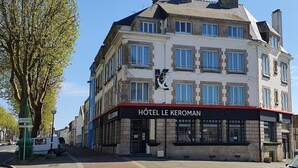 A multi-story hotel with a prominent sign reading "Hôtel Le Keroman". - Hotel Le Keroman (Lorient)