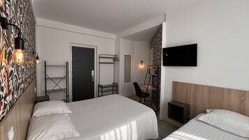 Quarto triplo | Individualmente decorados, individualmente mobiliados, escrivaninha