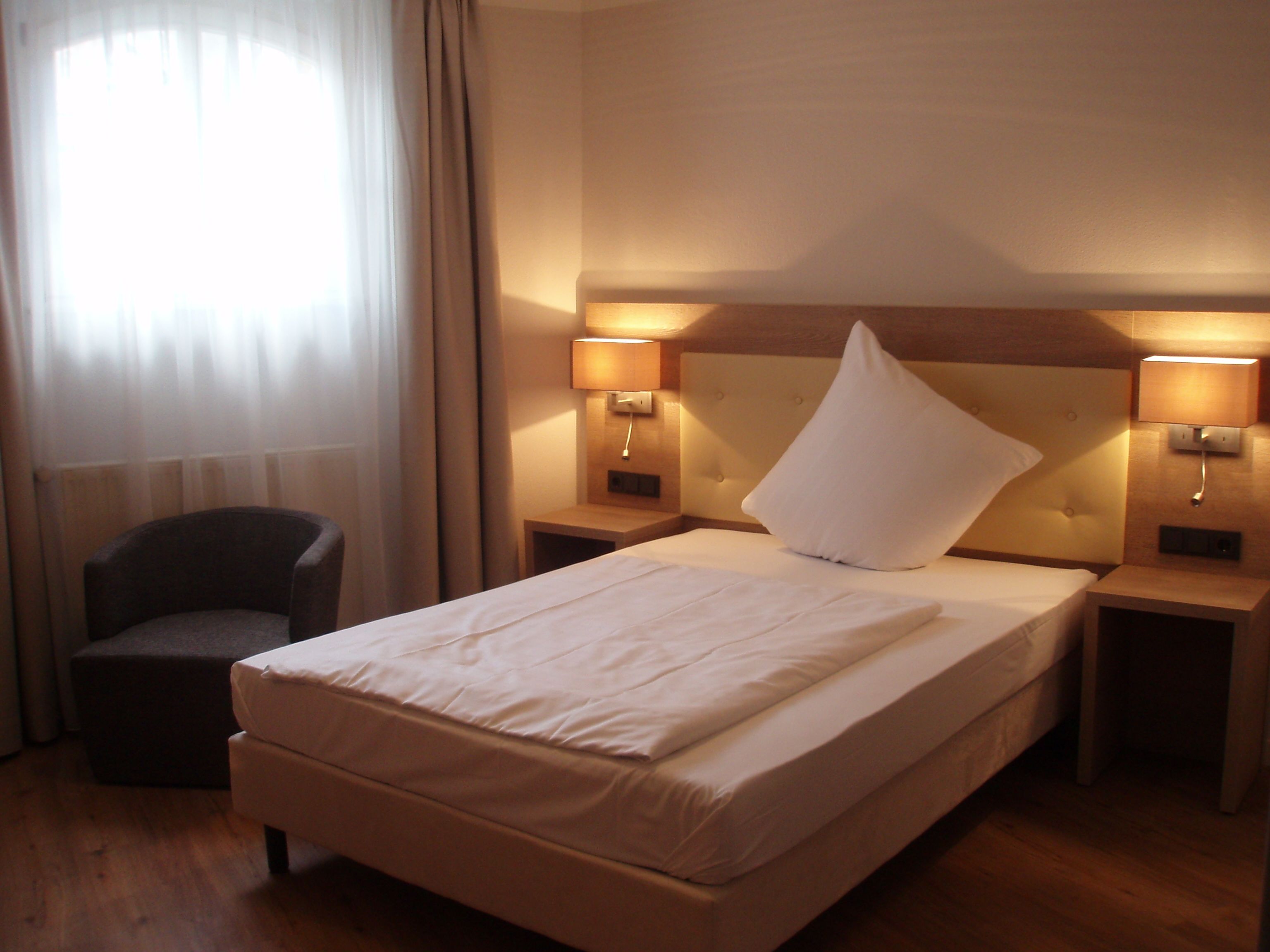 single room | in-room safe, desk, free wifi, bed sheets