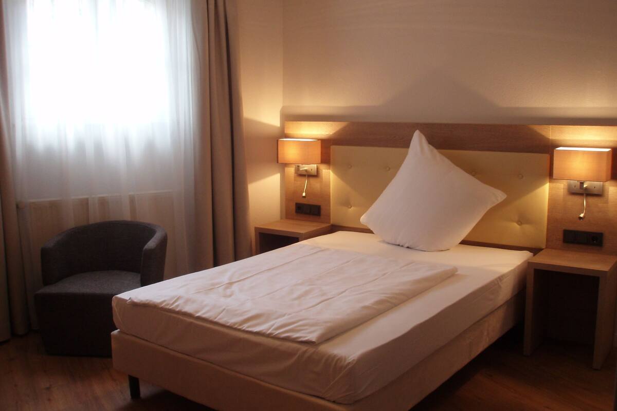 single room | in-room safe, desk, free wifi, bed sheets