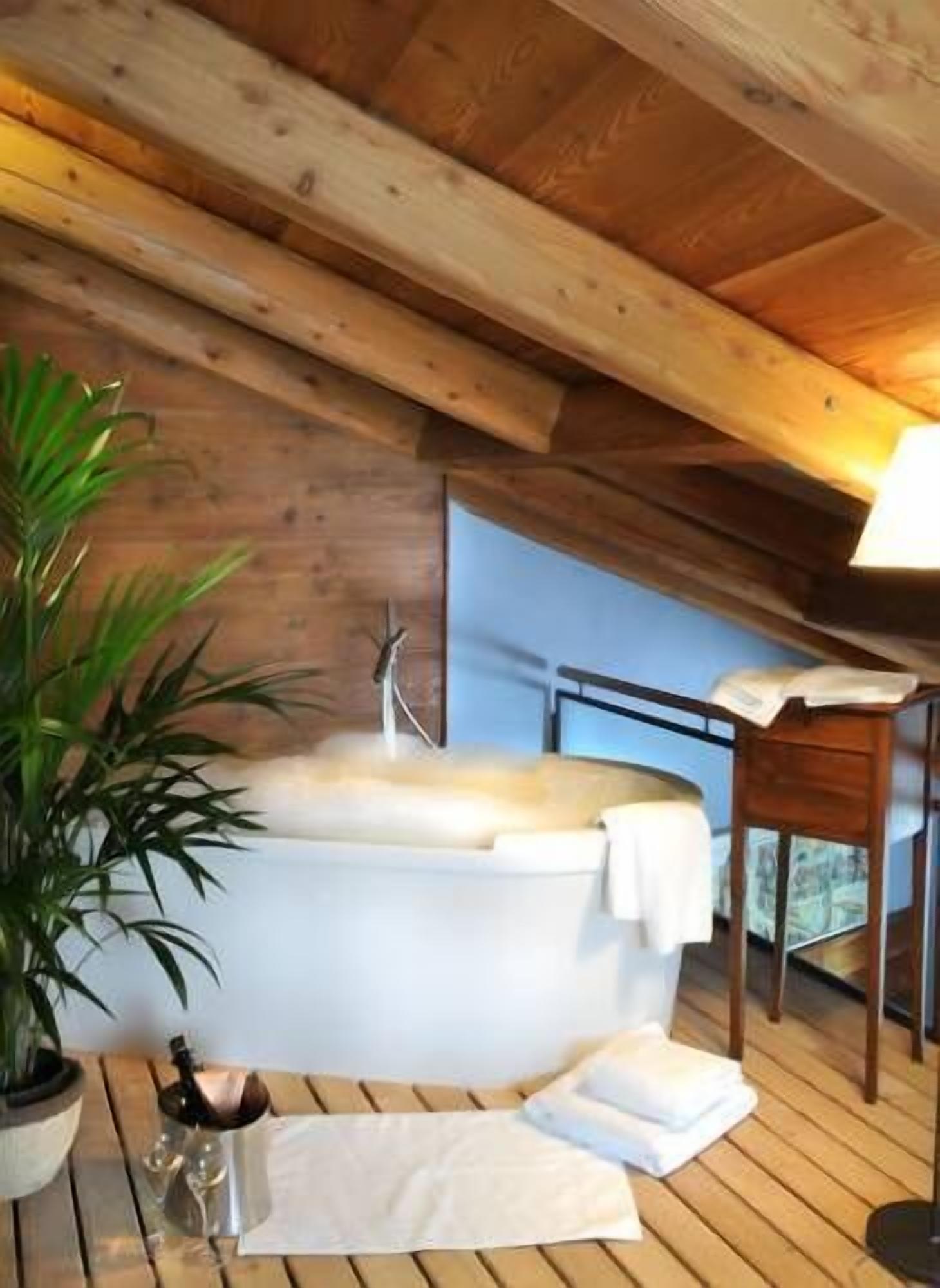 suite, jetted tub | frette italian sheets, minibar, in-room safe, desk