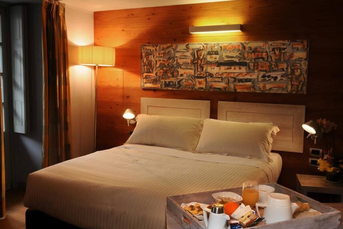 frette italian sheets, minibar, in-room safe, desk