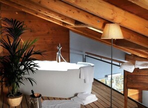 Phòng Suite, bồn tắm thủy lực | Bộ trải giường bằng vải Frette của Ý, minibar, két bảo mật tại phòng 