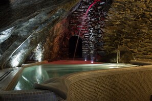 Bồn tắm spa trong nhà