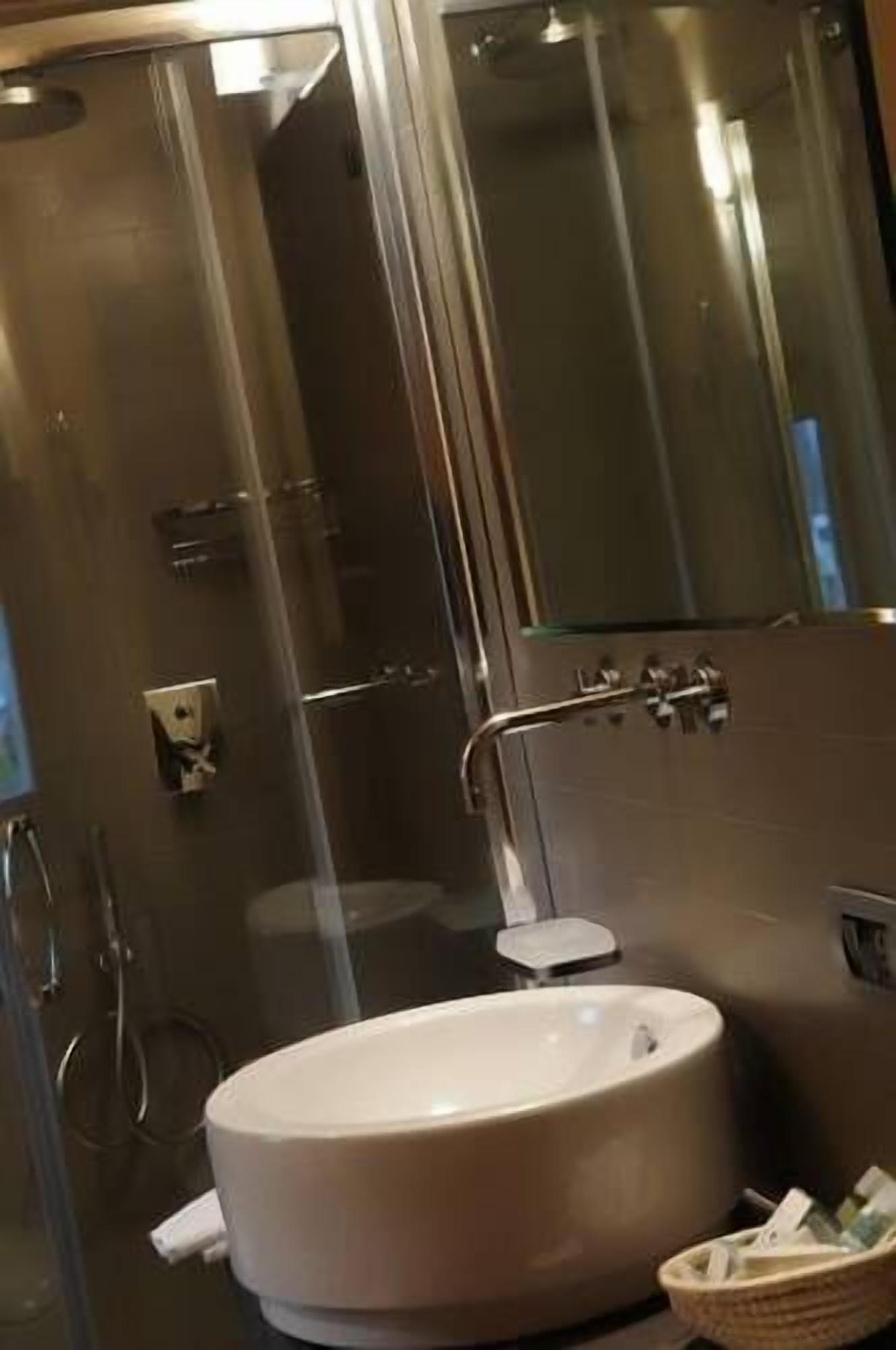 shower, free toiletries, hair dryer, bidet