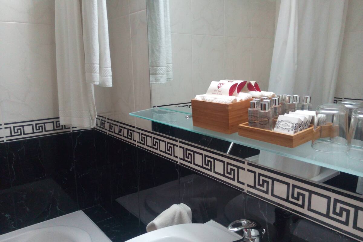 double room, 1 queen bed, mountain view | bathroom | combined shower/bathtub, free toiletries, hair dryer, bathrobes